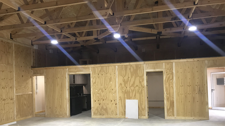 El taller tiene varios espacios para simular la instalación y montaje de todos los accesorios de una cocina, incluido griferías, electrodomésticos, mesadas y muebles. El taller tiene varios espacios para simular la instalación y montaje de todos los accesorios de una cocina, incluido griferías, electrodomésticos, mesadas y muebles.