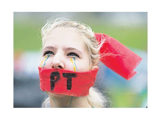 El clima social contra el Partido de los Trabajadores se caldea en Brasil ante nuevas revelaciones de esquemas de corrupción largamente arraigados. La reanudación de protestas masivas desvela al Gobierno en esta coyuntura.