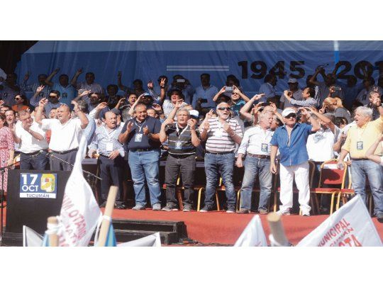 Supervivientes. Daer, Acuña y otros dirigentes que todavía forman parte del Consejo Directivo de la CGT acudieron el jueves al acto central por el Día de la Lealtad peronista que organizó el gobernador Manzur en Tucumán.