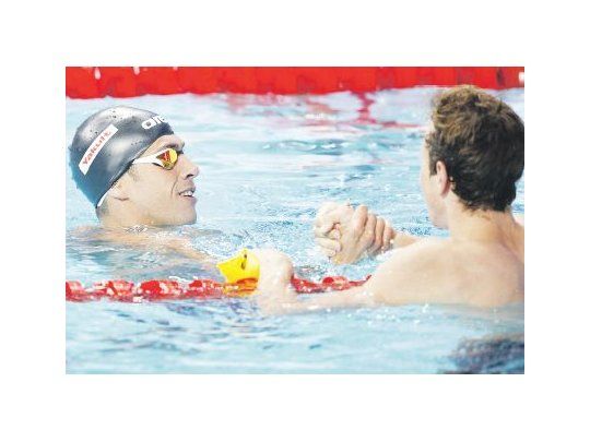 El saludo entre Grabich y McEvoy, quienes disputarán hoy la final de los 100 libre con el chino Ning Zetao, el belga Pieter Timmers, el estadounidense Nathan Adrian, el brasileño Marcelo Chierighini, el ruso Alexander Sukhorukov y el canadiense Santo Conderelli.