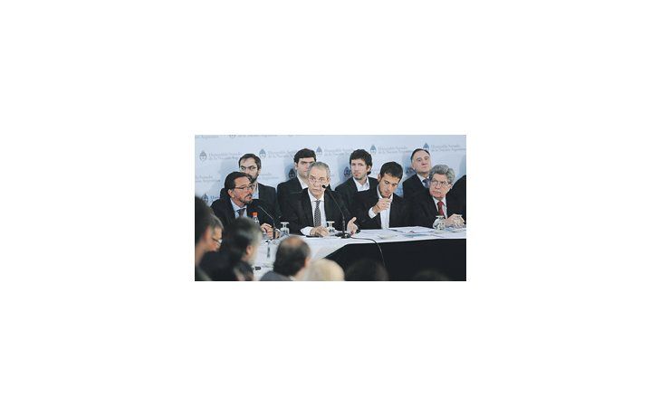ámbito.com | Instancia única antes del dictamen: Julio Alak, ministro de Justicia; Julián Álvarez, secretario de Justicia, y el senador Marcelo Fuentes en la explicación de los cambios al Consejo que ayer avanzaron en el Senado.