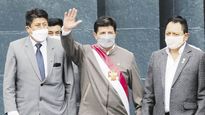 RESISTENCIA. El presidente Pedro Castillo saluda en Lima luego de salir airoso de la votación.
