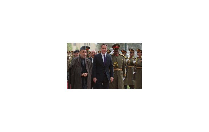 El presidente afgano, Hamid Karzai, junto a el primer ministro, David Cameron.