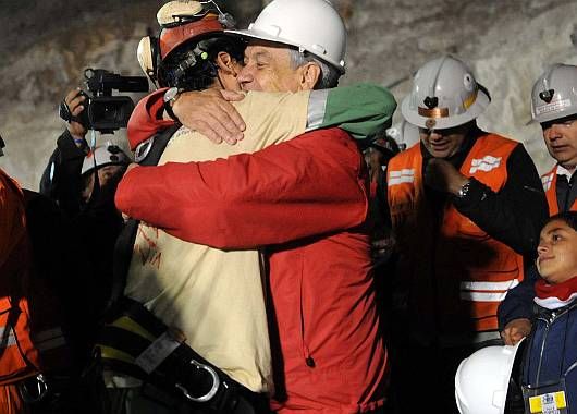 El presidente Piñera abraza al primer rescatado, Florencio Ávalos