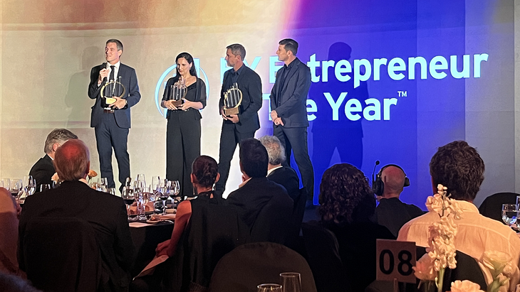 Los tres ganadores de la categoría social de EY, más Javier Los tres ganadores de la categoría social de EY, más Javier