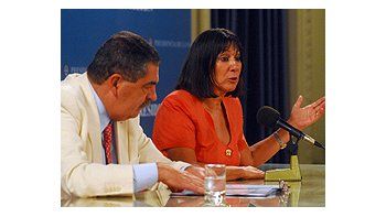 La ministra de Economía, Felisa Miceli, junto al secretario de Hacienda, Carlos Mosse, hoy durante una conferencia en Casa de Gobierno.