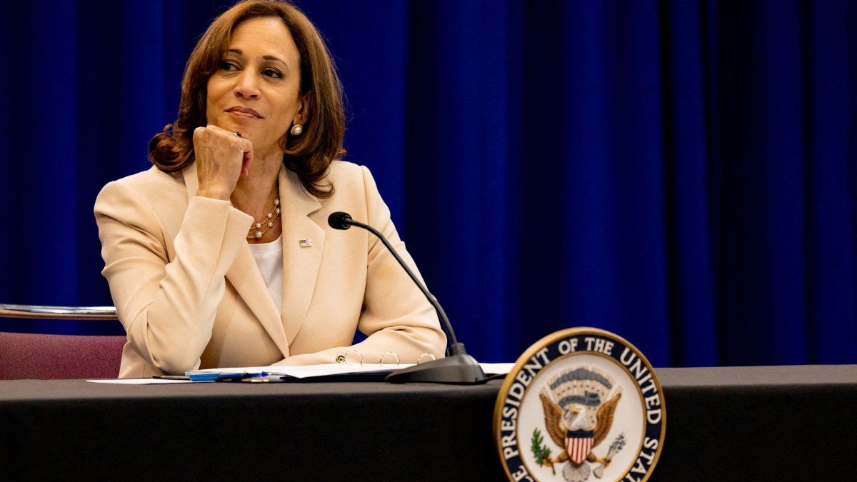 The Democratic Party brings forward its National Convention to confirm the candidacy of Kamala Harris
