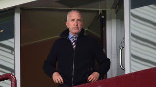 Gastó millones en un importante conjunto inglés, perdió una fortuna, pero no afectó su patrimonio. Gastó millones en un importante conjunto inglés, perdió una fortuna, pero no afectó su patrimonio.