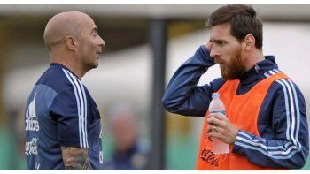Sampaoli habló con Messi en Barcelona.