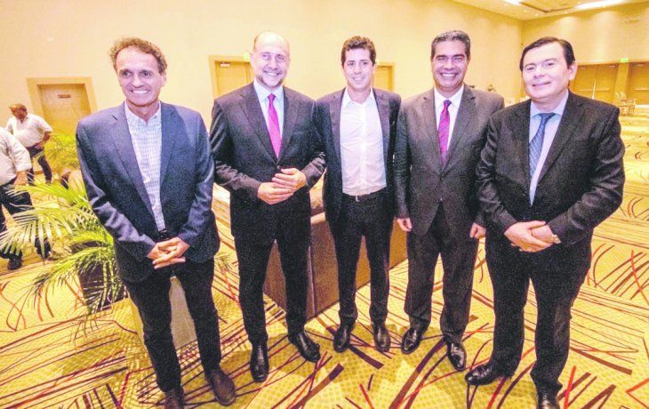 Encuentro. Katopodis, Perotti, De Pedro, Capitanich y Zamora, ayer durante el acto en Resistencia.