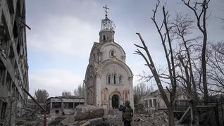Una iglesia en medio de las ruinas en Mariúpol, la ciudad más asediada de Ucrania.