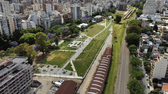 Vista aérea del Parque Ferroviario Colegiales, el antiguo playón ferroviario ubicado entre Virrey Olaguer y Feliú, Moldes, la Avenida Federico Lacroze y las vías del Ferrocarril Mitre, hoy transformado en un nuevo polo residencial y urbano
