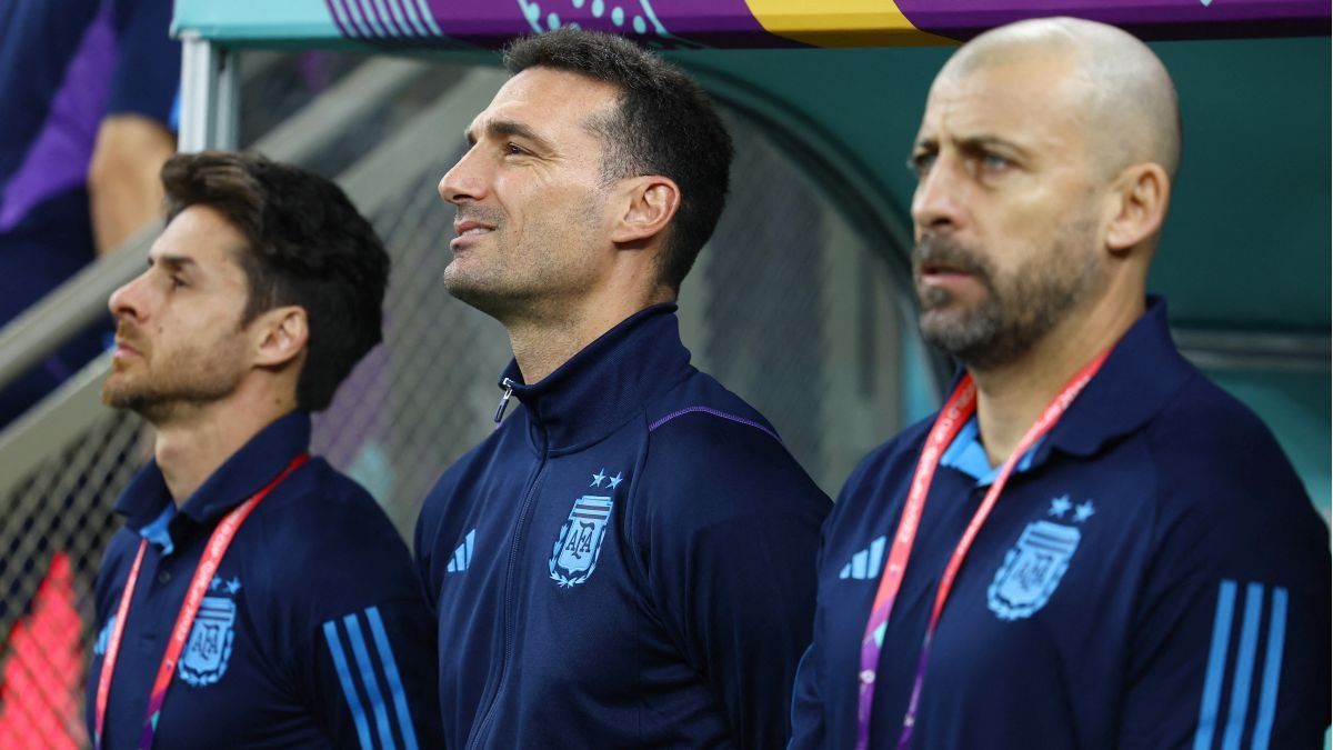 Does the Escaloneta disarm?  Who is the figure that will leave the champion team