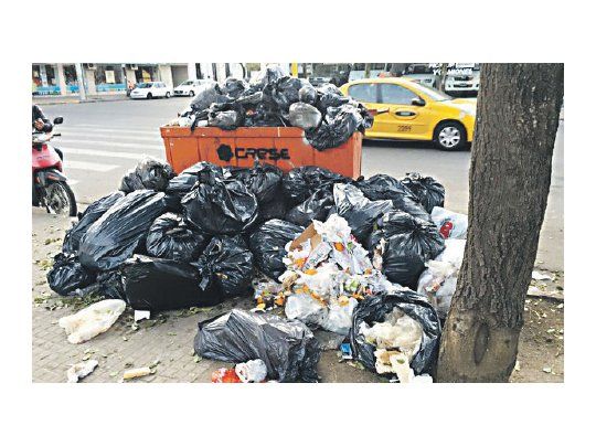 BASURAL. Toneladas de residuos se acumulan en las calles de la ciudad capital, como consecuencia de un paro de trabajadores del sector en el contexto de un conflicto que no muestra visos de pronta solución.