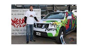 Martín Palermo y la pick up Nissan Frontier