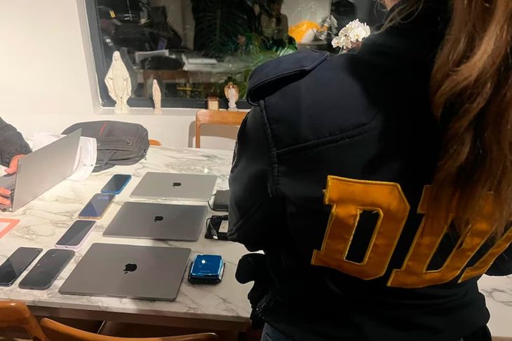 Los dispositivos encontrado durante el allanamiento.