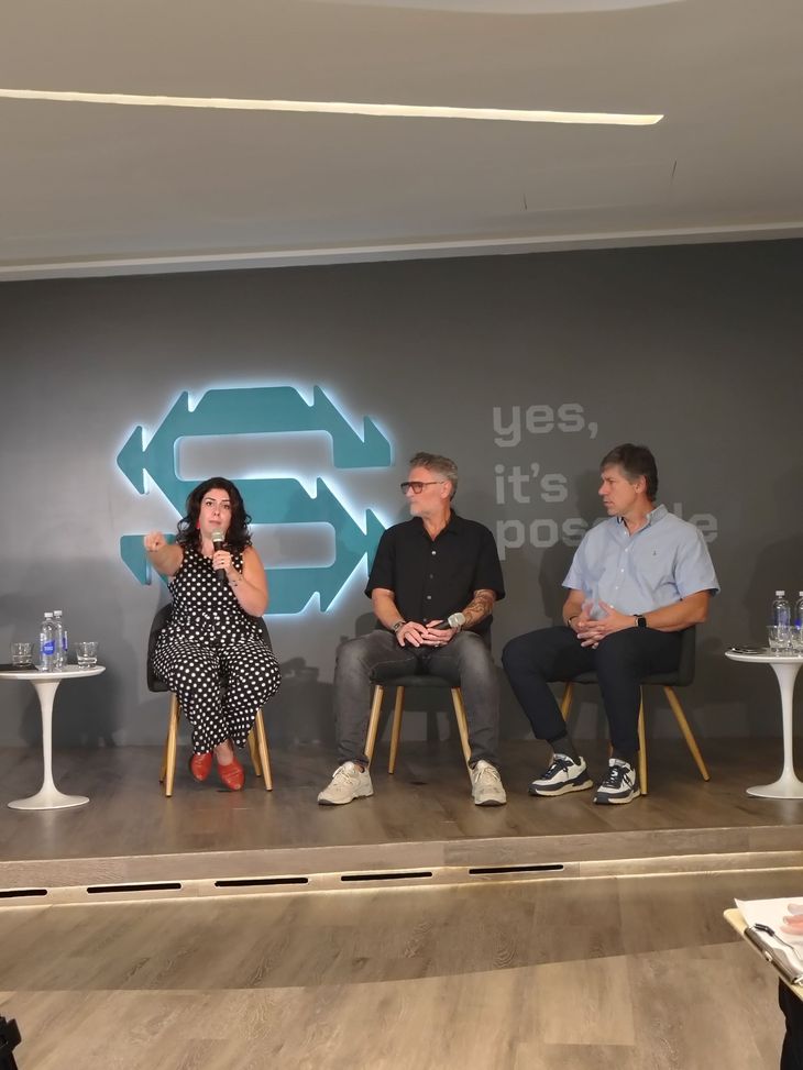 Milagros Miceli junto a directivos de la empresa tecnológica Santex. Milagros Miceli junto a directivos de la empresa tecnológica Santex.