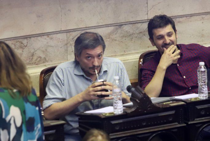 Máximo Kirchner, quien suena para encabezar el interbloque del Frente de Todos, toma mate antes de comenzar la sesión. 