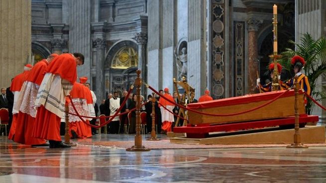 Miles de fieles despidieron al papa Francisco en la basílica de San Pedro.