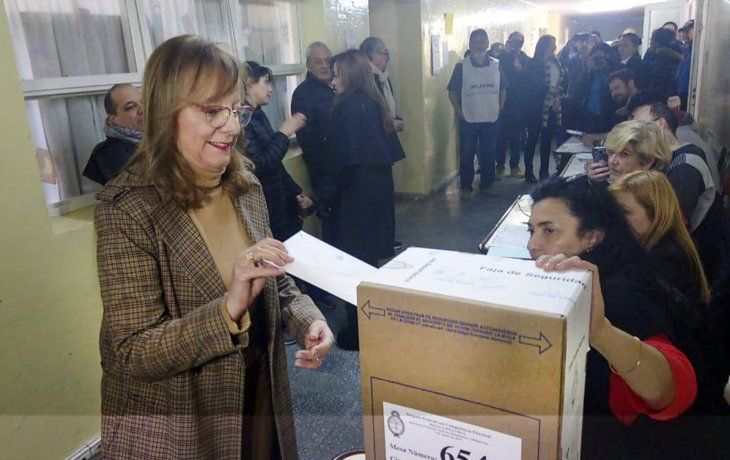La gobernadora de Santa Cruz, Alicia Kirchner, al emitir su voto.