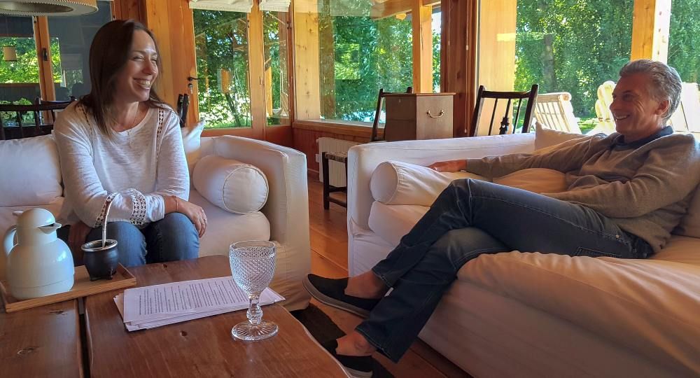 A pura sonrisa. Macri y Vidal se reunieron en el exclusivo country Cumelén. Fuentes oficiales señalaron que repasaron "la agenda de la Provincia y la coyuntura política". Previamente, el mandatario se reunió con diputados patagónicos.
