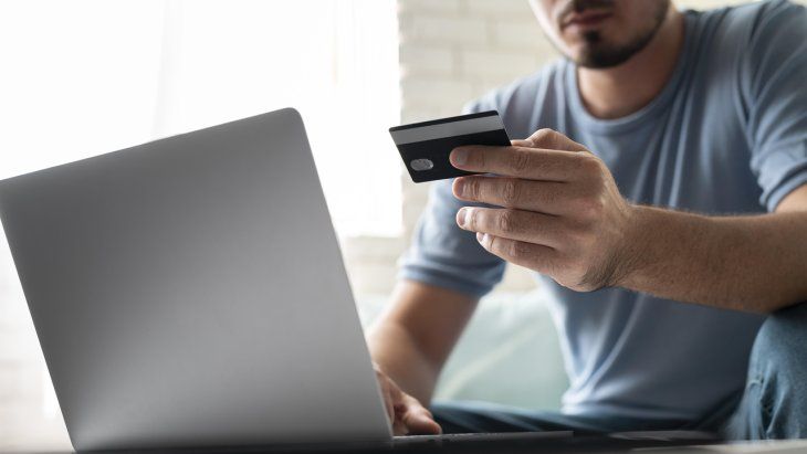 Exponer tu tarjeta de crédito física puede hacer que te la roben, reemplacen o utilicen tus datos.