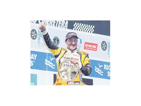 El “Gurí” Omar Martínez, en el podio del autódromo de Rafaela.