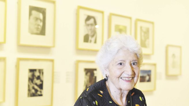 Sara Facio. La famosa fotógrafa argentina junto a algunas de sus obras.