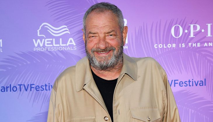 Con una fórmula imbatible, Dick Wolf creó un imperio televisivo que sigue generando millones y marcando el ritmo del drama policial. Con una fórmula imbatible, Dick Wolf creó un imperio televisivo que sigue generando millones y marcando el ritmo del drama policial.