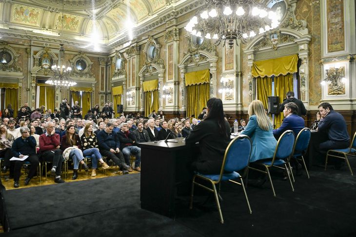 Axel Kicillof, junto a intendentes, en la Casa de Gobierno bonaerense. Axel Kicillof, junto a intendentes, en la Casa de Gobierno bonaerense.