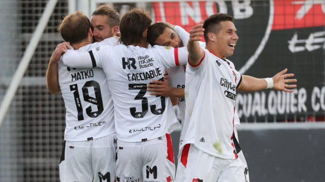 Abrazo de gol. Newells aprovechó un error del arquero rival y avanzó de ronda en la Copa Argentina.&nbsp;