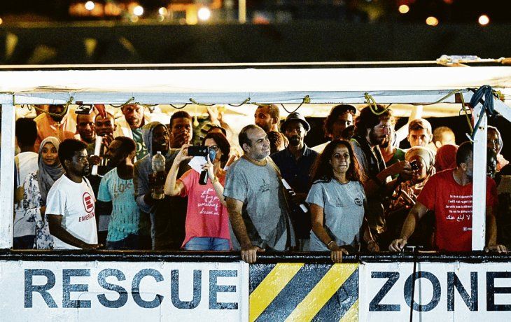 alegría. En plena noche italiana, el barco de Open Arms llegó al puerto de Lampedusa con los migrantes a bordo: fueron trasladados en camionetas a los centros de primera acogida y el buque quedó incautado.