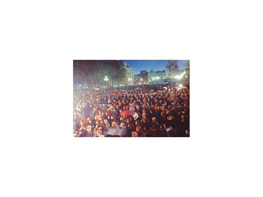 Cerca de 10.000 personas reclamaron justicia por el atentado a la AMIA ayer en la Plaza de los Dos Congresos.