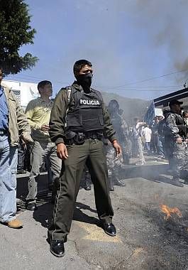 Integrante de las fuerzas de seguridad en medio de las protestas