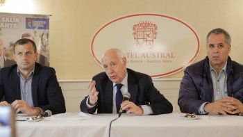 Roberto Lavagna flanqueado por Bali Bucca y Topo Rodríguez.