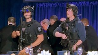 Así sacaban a Trump del lugar donde se desarrollaba la Cena de Corresponsales junto a periodistas en el Hilton. Así sacaban a Trump del lugar donde se desarrollaba la Cena de Corresponsales junto a periodistas en el Hilton.