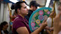 Desde España, el abanico viajó a América Latina y en el siglo XIX, las bailaoras de flamenco comenzaron a usarlo como un elemento expresivo.