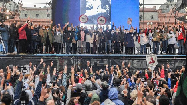 Referentes de las organizaciones de derechos humanos en el cierre de la&nbsp; de la conmemoración del Día Nacional de la Memoria por la Verdad y la Justicia.