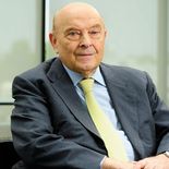 Domingo Cavallo insistió en la necesidad de una reforma financiera. Domingo Cavallo insistió en la necesidad de una reforma financiera.