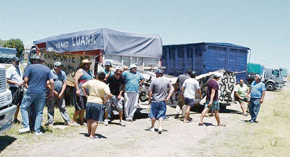 Protesta. Los transportistas contin&amp;n del Gobierno. La operatoria en los puertos, muy complicada.