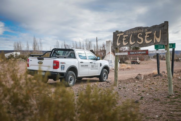 Una de las camionetas de Ford Argentina, a su llegada a Telsen, Chubut. Una de las camionetas de Ford Argentina, a su llegada a Telsen, Chubut.