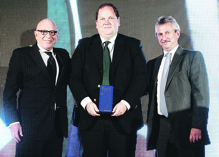 El CEO de Ámbito Financiero, Gustavo Isaack, y Roberto Bacman, director del CEOP, entregaron el primer premio a Agustín OReilly, gerente de asuntos públicos de Arcor.