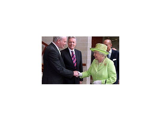 El histórico saludo en Belfast.