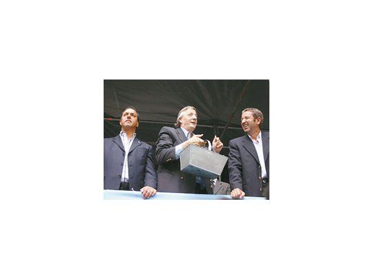 Daniel Scioli, Néstor Kirchner y el gobernador mendocino, Julio Cobos, en la Fiesta de la Vendimia. El Presidente dijo -para sorpresa de algunos- que «no está mal ganar plata».