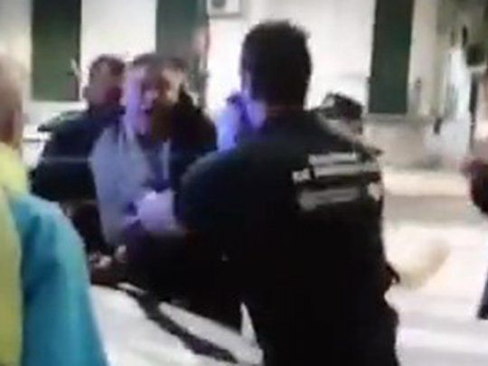 El conductor que amenazó a una inspectora de La Plata y golpeó a su hija siendo detenido.