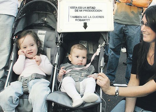 El humor no faltó en el acto del campo, donde preponderaba el clima de familias y chicos.