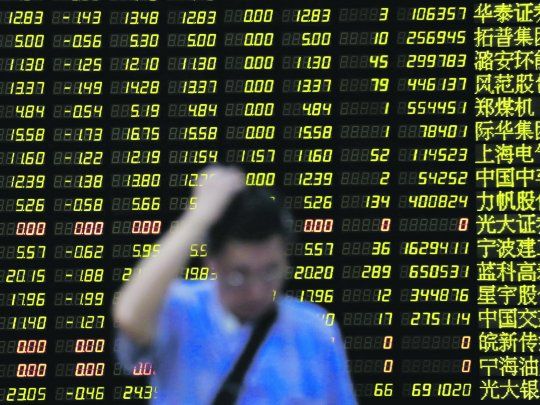 MALA RACHA. Las principales acciones registraron ayer fuertes pérdidas en los mercados globales. La pandemia del nuevo coronavirus sigue limitando la actividad económica y financiera.