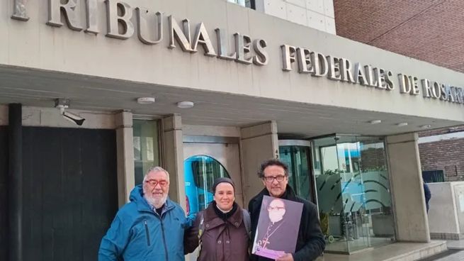Víctor Sosa, Lucía García y Raúl Serrano entregaron el petitorio en los Tribunales de Rosario.