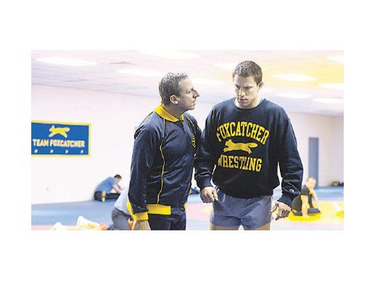 Contra lo que podía esperarse, el mundo de la lucha grecorromana tiene detalles lo suficientemente excéntricos que vuelven interesante el film, pero la razón principal para ver “Foxcatcher” es Steve Carell.