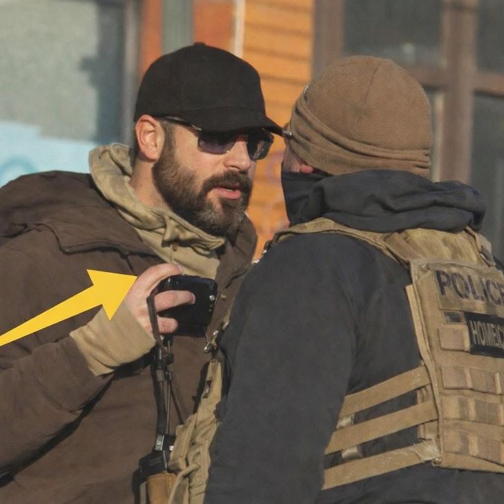 El operativo del ICE quedó registrado desde distintos ángulos y desató una fuerte polémica por el uso de la fuerza. El operativo del ICE quedó registrado desde distintos ángulos y desató una fuerte polémica por el uso de la fuerza.